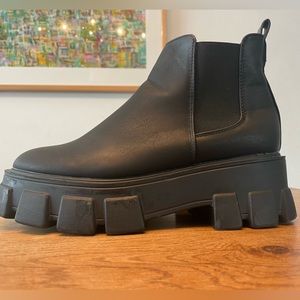 Chunky lightweight Black boot